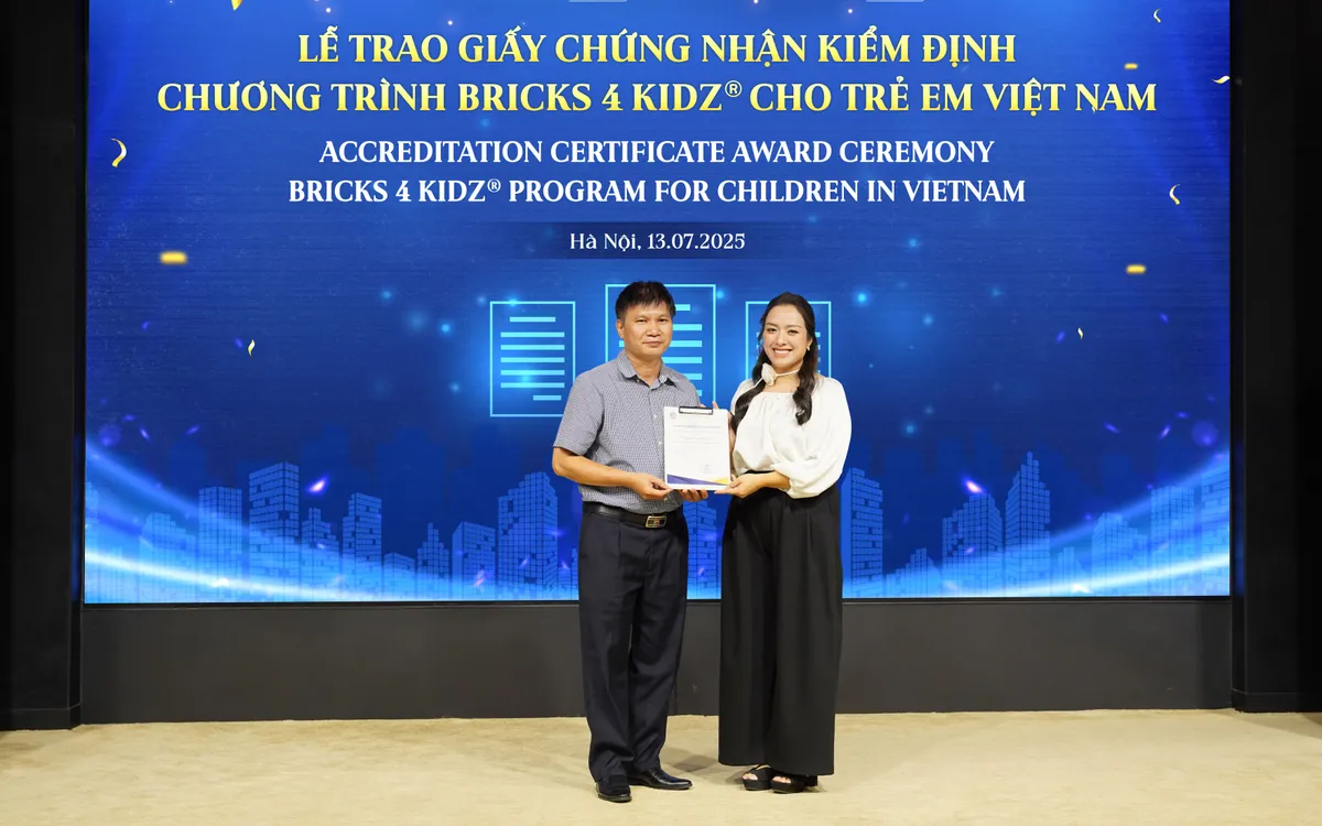 Khoảnh khắc Logic Lab và đại diện Viện Khoa học Giáo dục Việt Nam trong Lễ trao Giấy chứng nhận kết quả thẩm định chất lượng chương trình giáo dục Bricks 4 Kidz®.