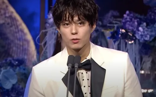 Nam diễn viên Park Bo Gum phát biểu tại lễ trao giải. (Ảnh chụp màn hình)