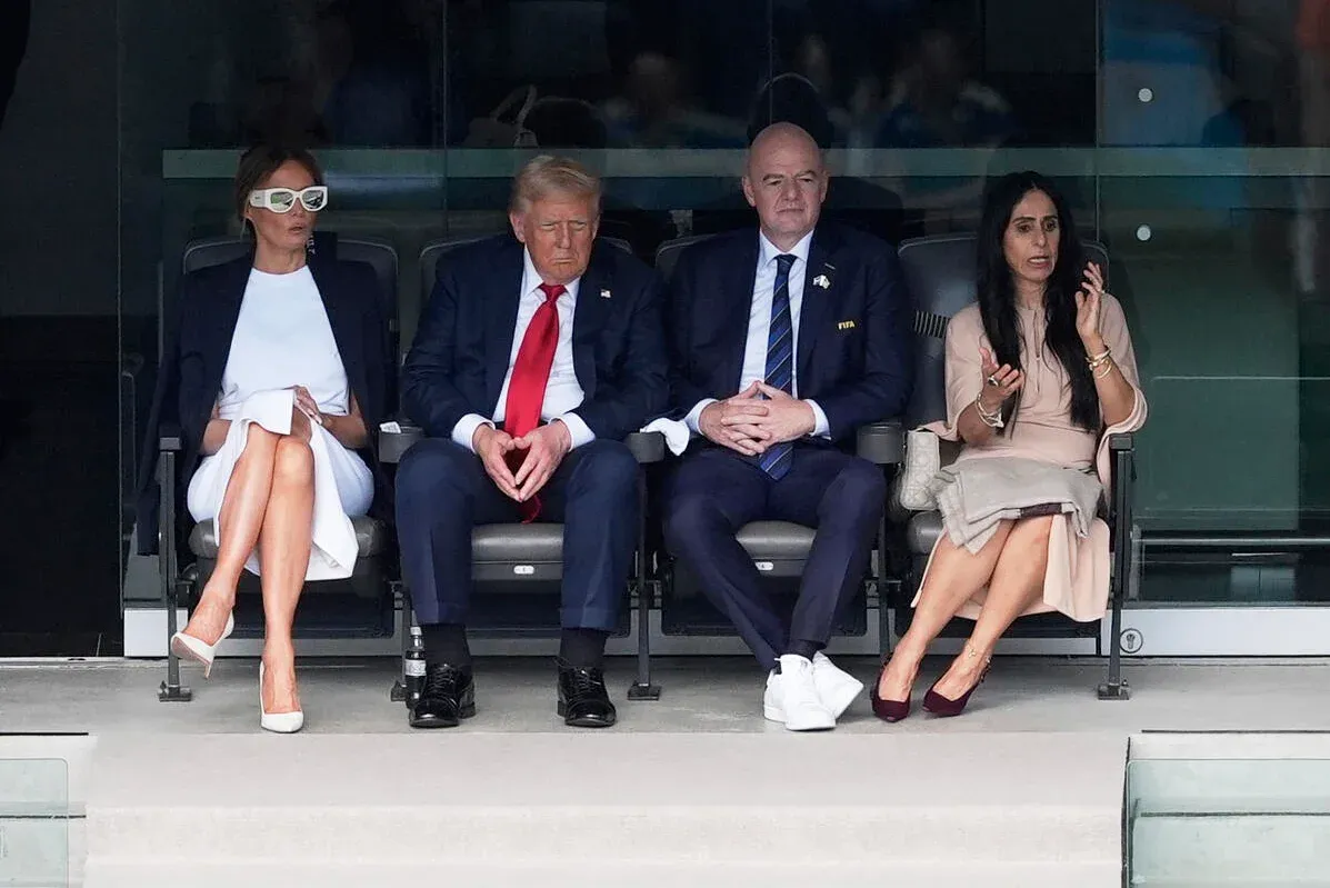Nhà Trắng lên tiếng về căn bệnh mãn tính khiến ông Trump bị sưng chân và bầm tím tay - Ảnh 1.