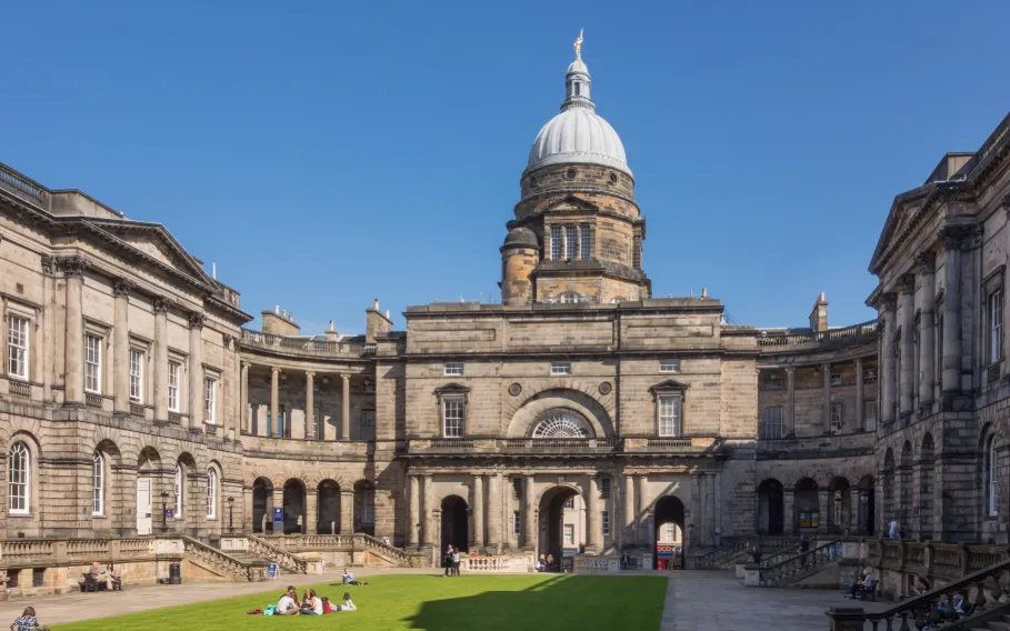 Đại học Edinburgh tại Vương quốc Anh (Ảnh: The Guardian) Đại học Edinburgh tại Vương quốc Anh (Ảnh: The Guardian)