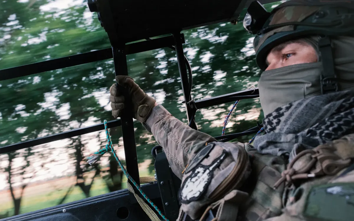Một người lính Ukraine đang chiến đấu tại Pokrovsk, tỉnh Donetsk, ngày 28/6/2025. (Ảnh: Kyiv Independent) Một người lính Ukraine đang chiến đấu tại Pokrovsk, tỉnh Donetsk, ngày 28/6/2025. (Ảnh: Kyiv Independent)