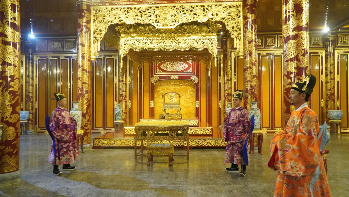 Phục chế bảo vật quốc gia Ngai vua triều Nguyễn - Ảnh 1.