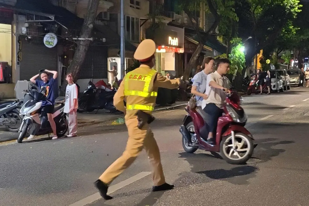CSGT Hà Nội tăng cường xử phạt vi phạm nồng độ cồn ban đêm- Ảnh 1. CSGT Hà Nội tăng cường xử phạt vi phạm nồng độ cồn ban đêm- Ảnh 1.