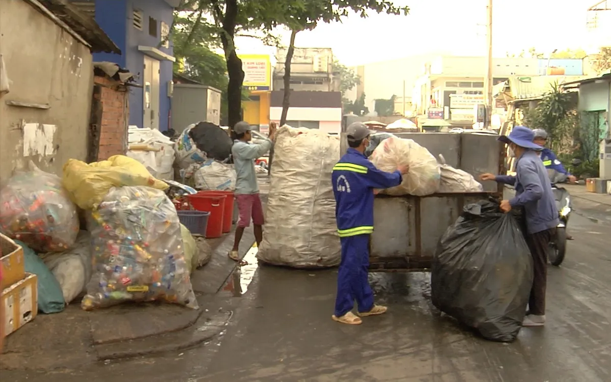 Công nhân thu gom rác thải tại TP Hồ Chí Minh. Ảnh: Thế Hà Công nhân thu gom rác thải tại TP Hồ Chí Minh. Ảnh: Thế Hà