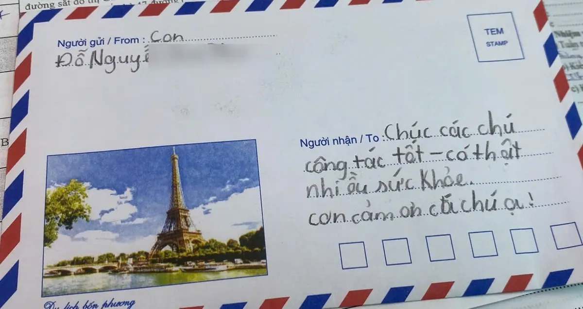 Bé gái 12 tuổi gửi thư cảm ơn CSGT Hà Nội sau khi được giúp đỡ tìm người thân- Ảnh 1. Bé gái 12 tuổi gửi thư cảm ơn CSGT Hà Nội sau khi được giúp đỡ tìm người thân- Ảnh 1.