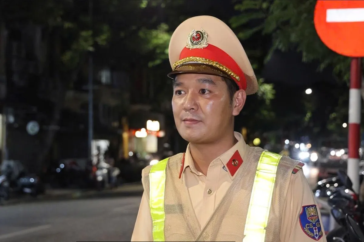CSGT Hà Nội tăng cường xử phạt vi phạm nồng độ cồn ban đêm- Ảnh 2. CSGT Hà Nội tăng cường xử phạt vi phạm nồng độ cồn ban đêm- Ảnh 2.