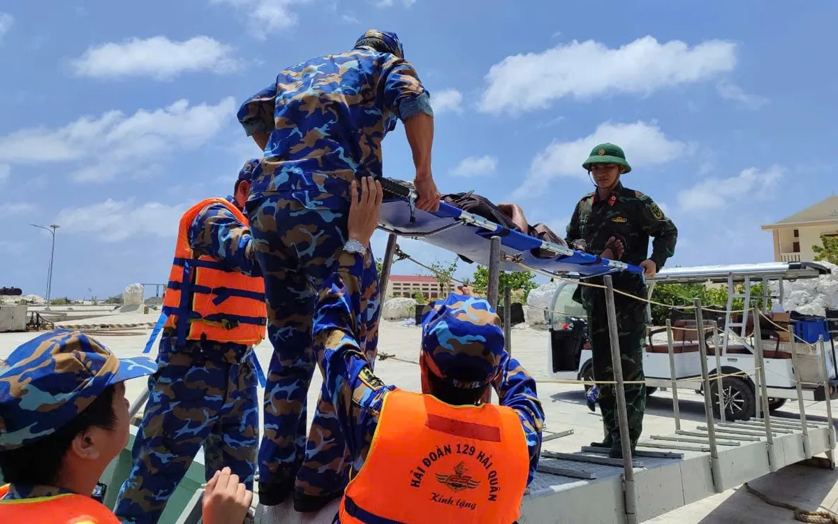 Đưa bệnh nhân xuống tàu.