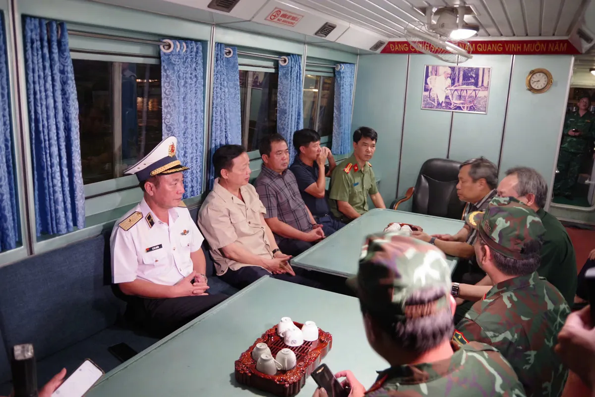 CẬP NHẬT: Còn 4 người mất tích trong vụ đắm tàu trên Vịnh Hạ Long- Ảnh 6. CẬP NHẬT: Còn 4 người mất tích trong vụ đắm tàu trên Vịnh Hạ Long- Ảnh 6.
