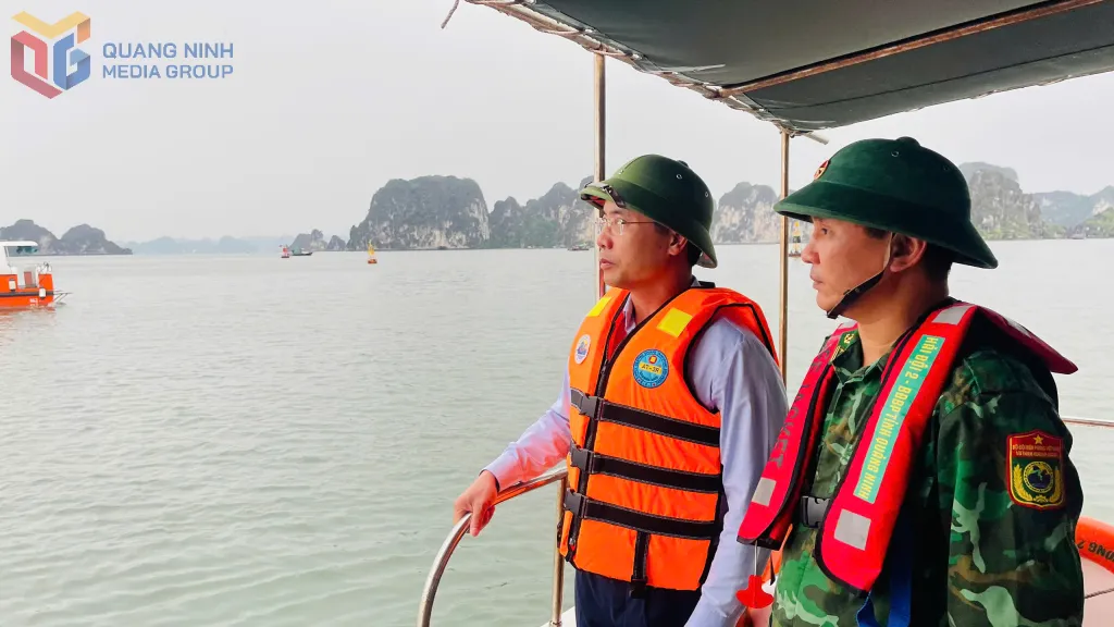 Đắm tàu du lịch trên Vịnh Hạ Long - Ảnh 1.