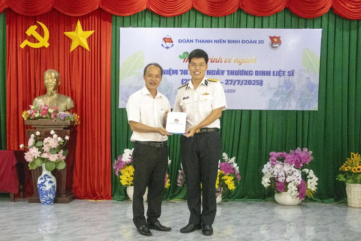 Tuổi trẻ Binh đoàn 20 tổ chức hành trình tri ân ý nghĩa tại Long Đất - Ảnh 2.