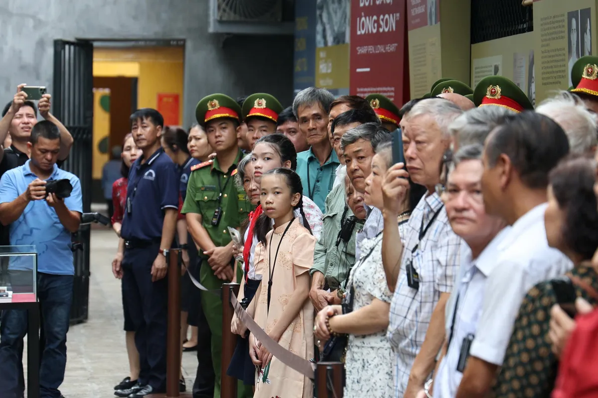  Bút sắc, lòng son chốn “địa ngục trần gian” - Ảnh 4.