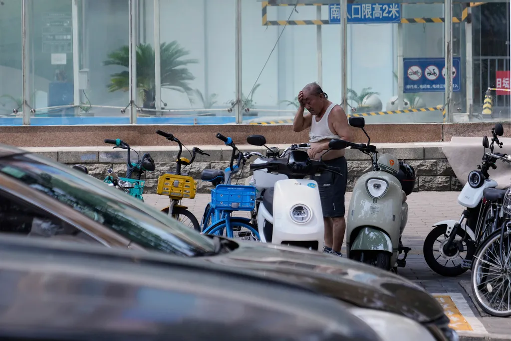 Nắng nóng bao trùm nhiều khu vực tại Trung Quốc - Ảnh 1.