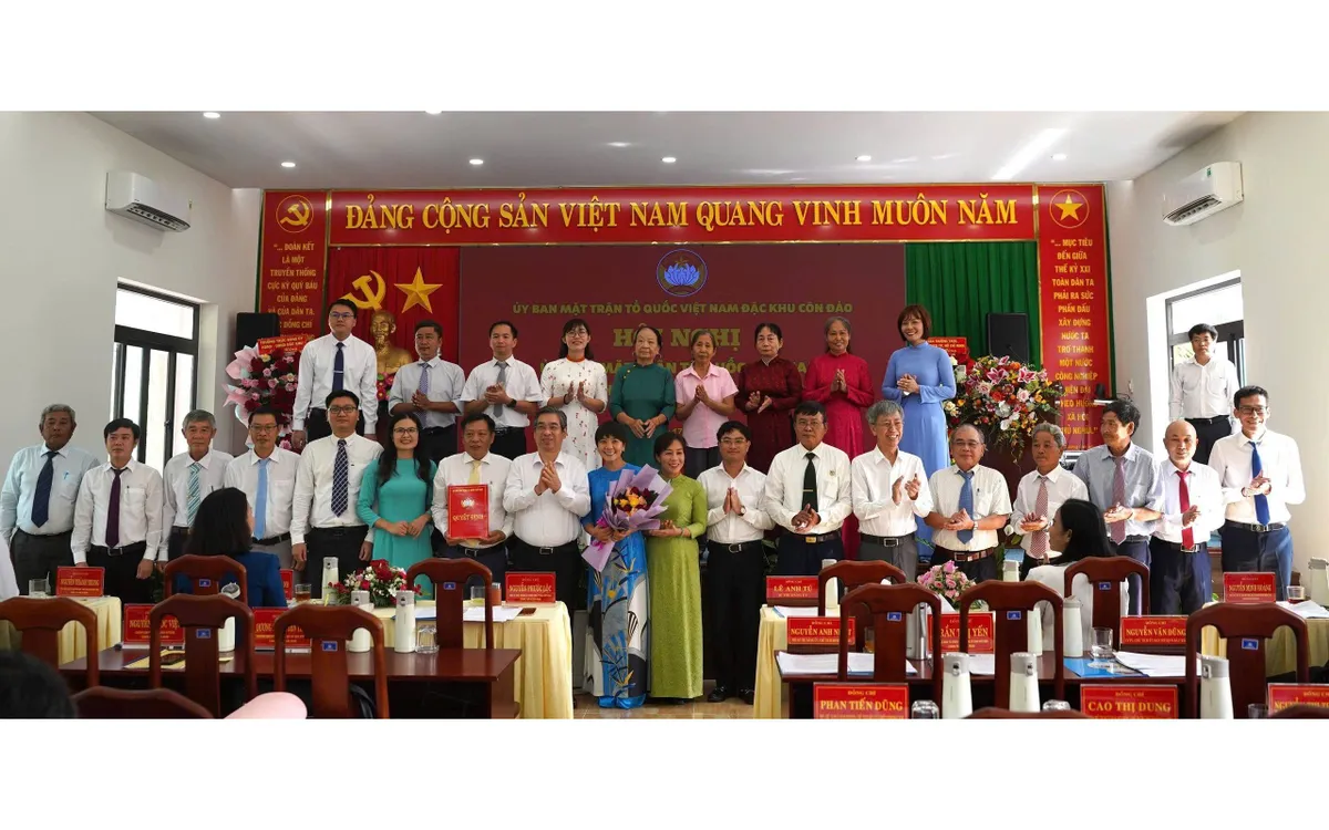 Các đại biểu tham dự Hội nghị lần thứ 1 Ủy ban MTTQ Việt Nam đặc khu Côn Đảo Các đại biểu tham dự Hội nghị lần thứ 1 Ủy ban MTTQ Việt Nam đặc khu Côn Đảo