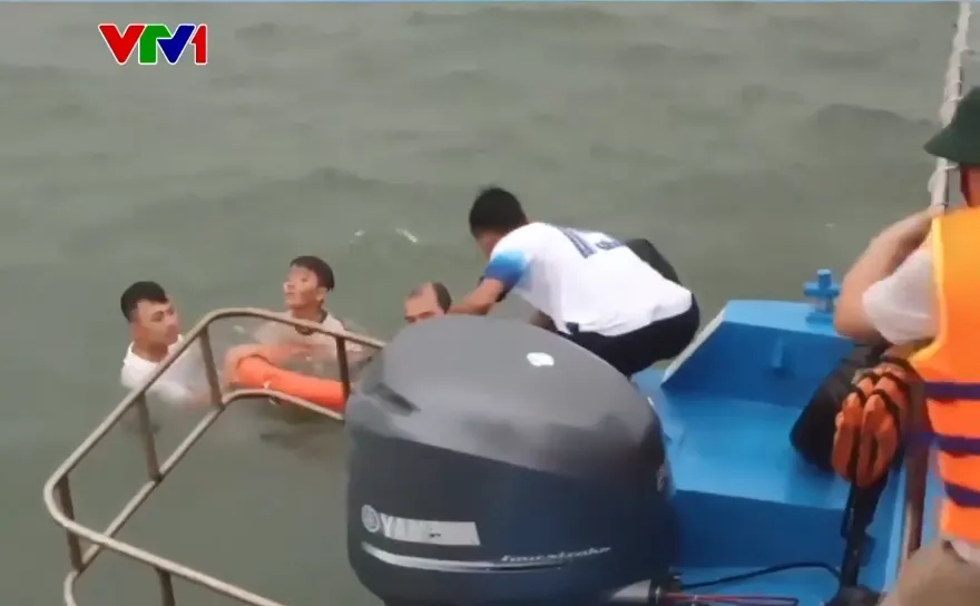 Cứu sống bé trai sau 4 tiếng mắc kẹt trong khoang tàu chìm trên Vịnh Hạ Long - Ảnh 1.