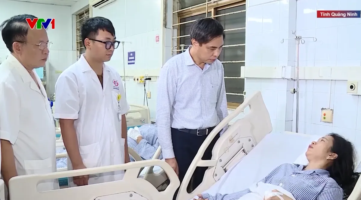 Vụ đắm tàu trên Vịnh Hạ Long: Sức khỏe 8 nạn nhân cấp cứu tại bệnh viện tương đối ổn định - Ảnh 1.