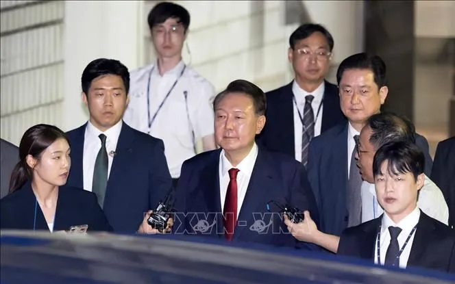 Cựu Tổng thống Hàn Quốc Yoon Suk Yeol (giữa) sau phiên tòa ở Seoul ngày 9/7/2025. (Ảnh: Yonhap/TTXVN)