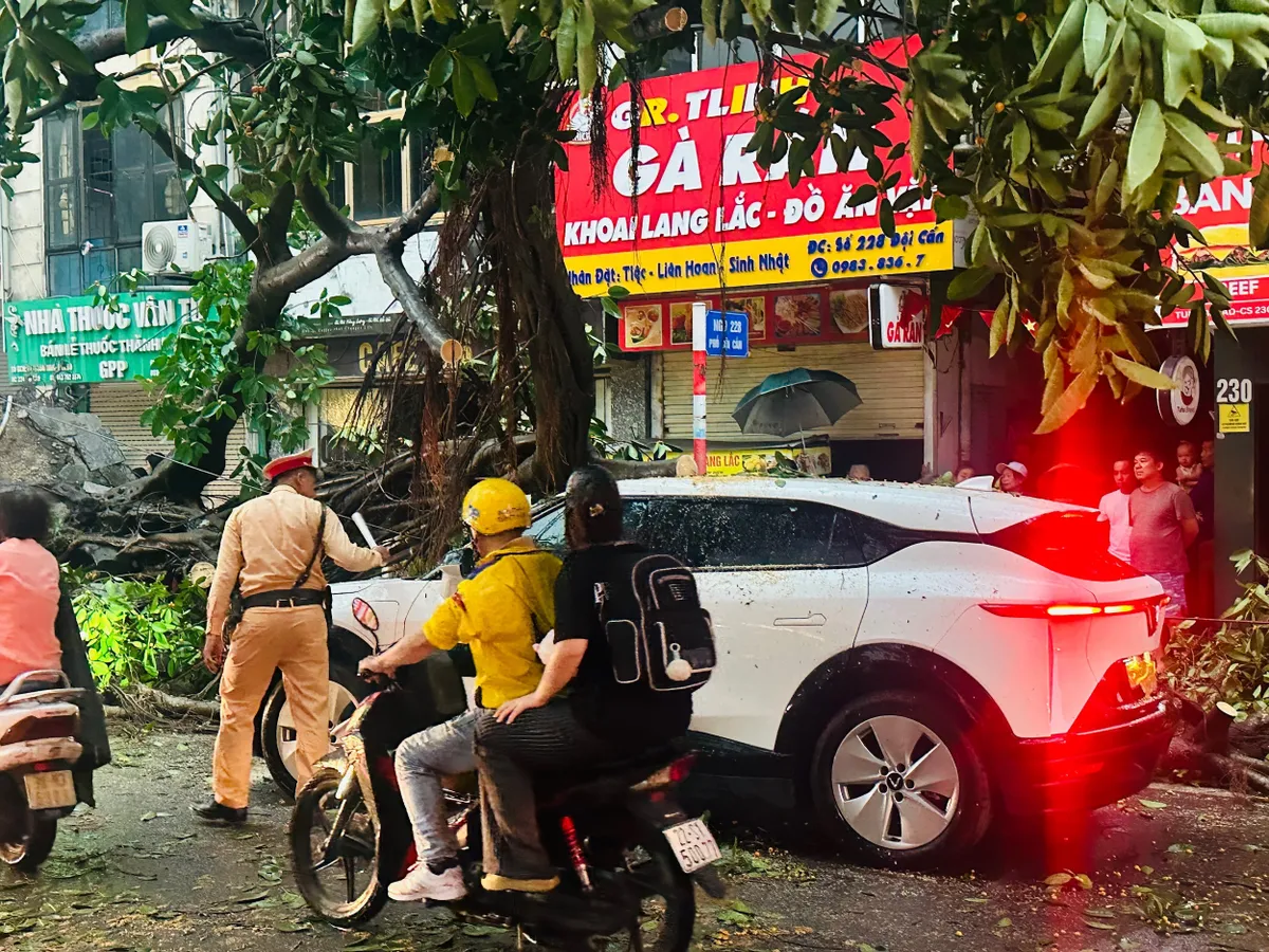 CSGT Hà Nội kích hoạt phương án ứng phó mưa lớn, bảo đảm an toàn giao thông - Ảnh 2.
