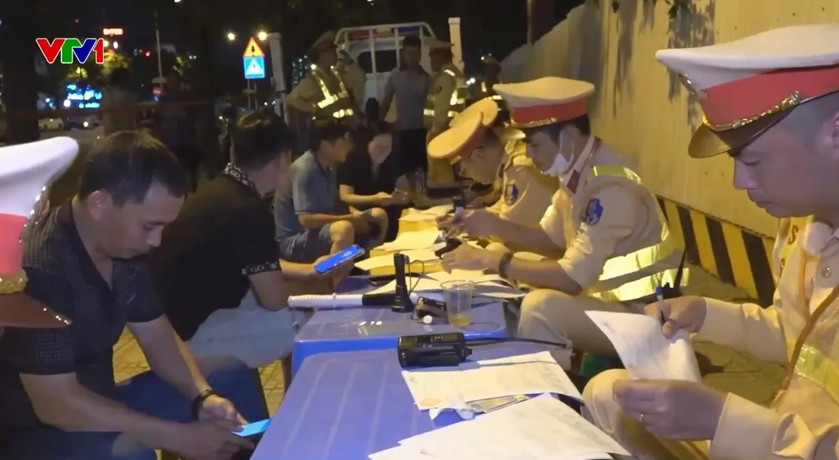 CSGT Hà Nội xử lý vi phạm nồng độ cồn: Nhiều trường hợp sử dụng rượu bia, đi ngược chiều - Ảnh 1.
