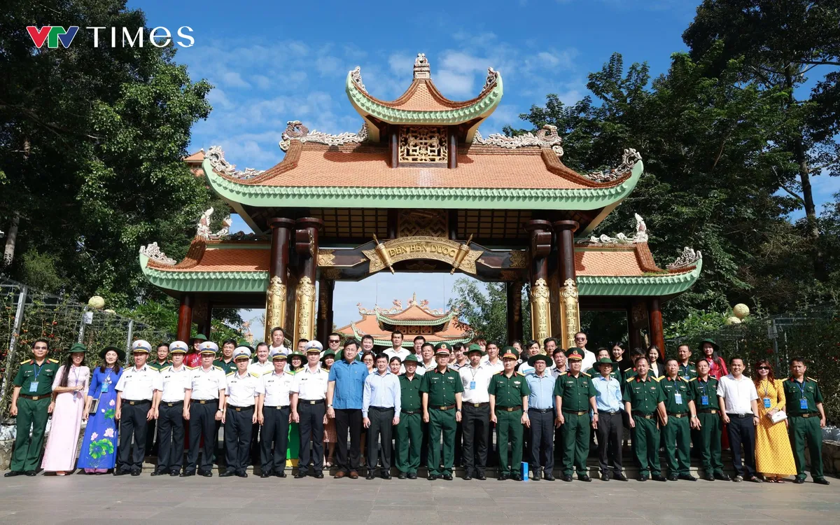 Các đại biểu chụp hình lưu niệm tại Đền Bến Dược. Các đại biểu chụp hình lưu niệm tại Đền Bến Dược.