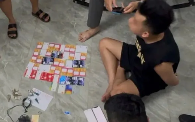 Nguyễn Việt Hoàng và tang vật vụ án. Ảnh: CACC Nguyễn Việt Hoàng và tang vật vụ án. Ảnh: CACC