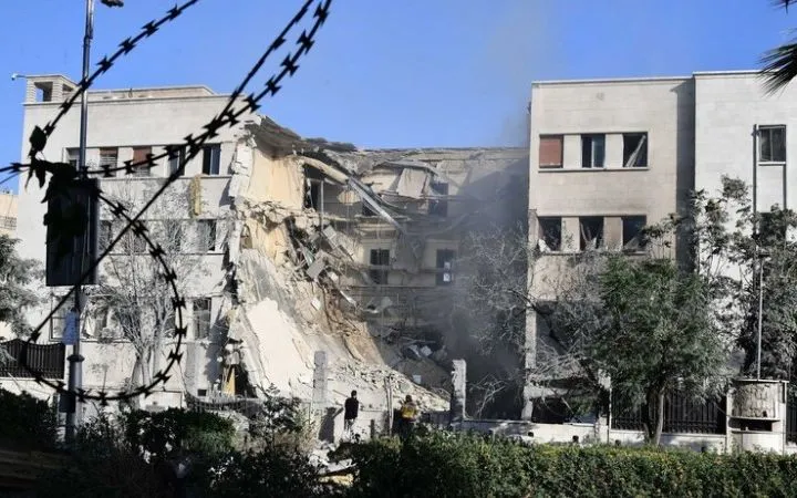Trụ sở Tổng tư lệnh quân đội Syria ở Damascus bị phá hủy sau vụ không kích của không lực Israel, ngày 16/7/2025. (Ảnh: THX/TTXVN) Trụ sở Tổng tư lệnh quân đội Syria ở Damascus bị phá hủy sau vụ không kích của không lực Israel, ngày 16/7/2025. (Ảnh: THX/TTXVN)