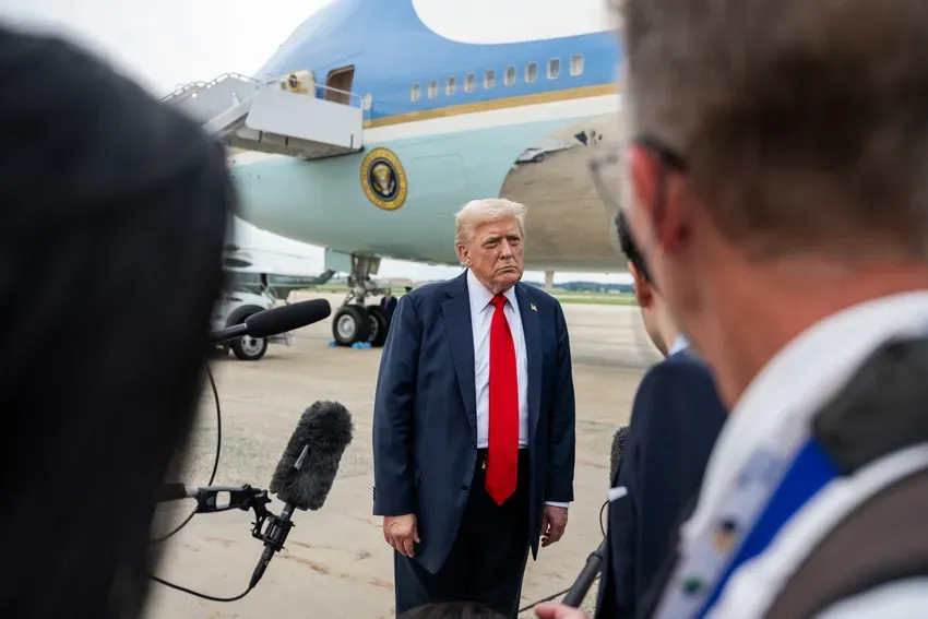 Tổng thống Trump kiện tờ Wall Street Journal vì bài báo liên quan đến tỷ phú ấu dâm Epstein - Ảnh 2.