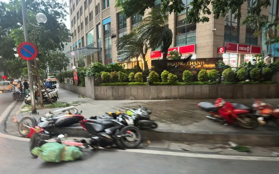 Mưa dông mạnh ở miền Bắc quật đổ nhiều cây xanh, hàng loạt nhà cửa, công trình bị tốc mái - Ảnh 2.