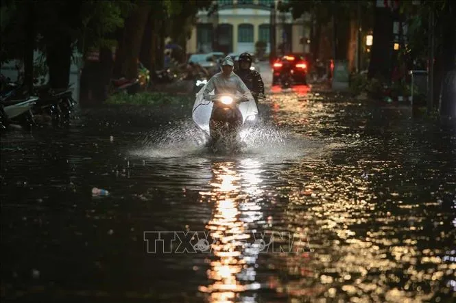Hà Nội: Dông lốc thổi mạnh gây đổ nhiều phương tiện - Ảnh 6.