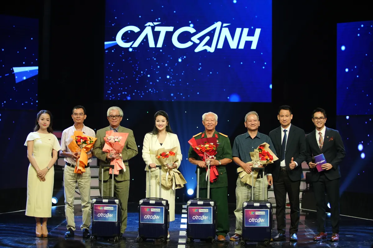 Cất cánh - Sống giữa trời hòa bình: Lời tri ân thế hệ cha ông và trân trọng từng phút giây yên bình  - Ảnh 1.