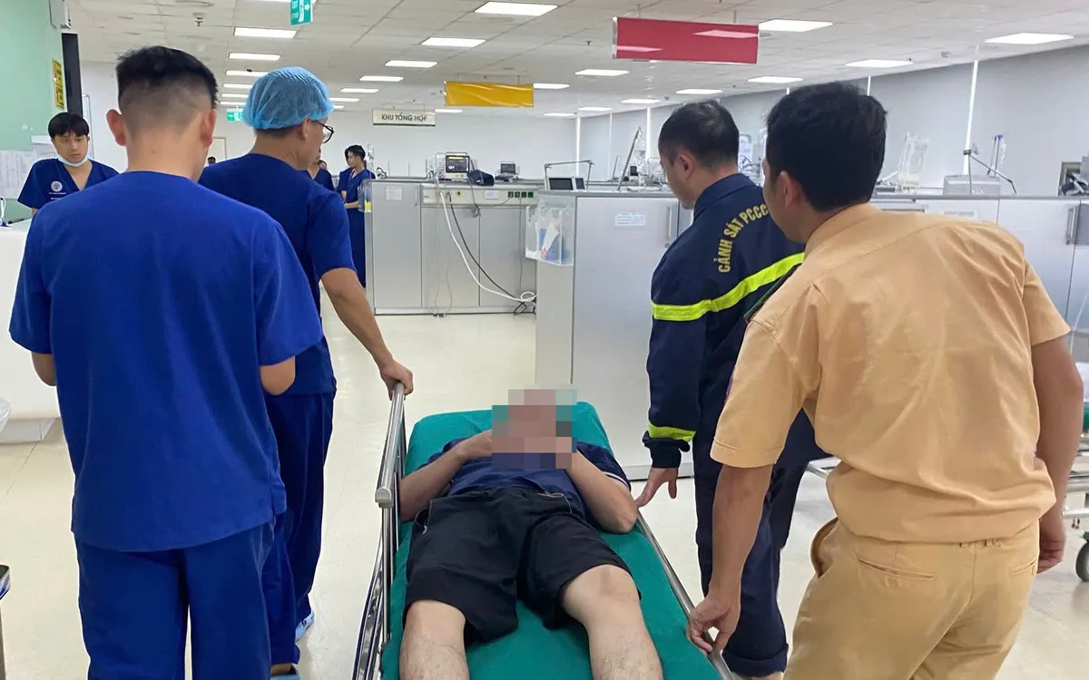 Lực lượng chức năng đưa người gặp nạn đến Bệnh viện cấp cứu. Lực lượng chức năng đưa người gặp nạn đến Bệnh viện cấp cứu.