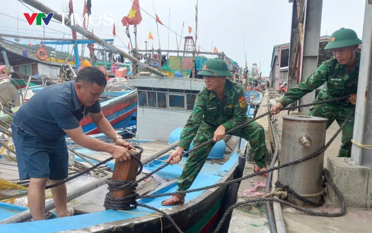 Lực lượng Bộ đội Biên phòng giúp các ngư dân neo đậu tàu thuyền vào nơi an toàn.