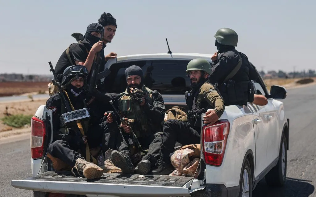 Lực lượng an ninh Syria tuần tra trên quốc lộ gần Izraa, tỉnh Daraa, ngày 19/7/2025. (Ảnh: AP) Lực lượng an ninh Syria tuần tra trên quốc lộ gần Izraa, tỉnh Daraa, ngày 19/7/2025. (Ảnh: AP)