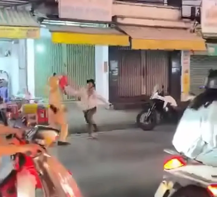 Bị kiểm tra nồng độ cồn, người đàn ông cầm ghế tấn công CSGT- Ảnh 2. Bị kiểm tra nồng độ cồn, người đàn ông cầm ghế tấn công CSGT- Ảnh 2.