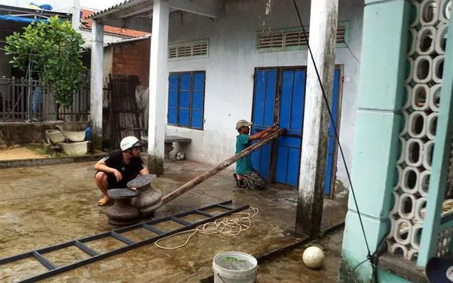 Người dân chằng, chống cửa nhà phòng chống gió bão (Ảnh: TTXVN) Người dân chằng, chống cửa nhà phòng chống gió bão (Ảnh: TTXVN)