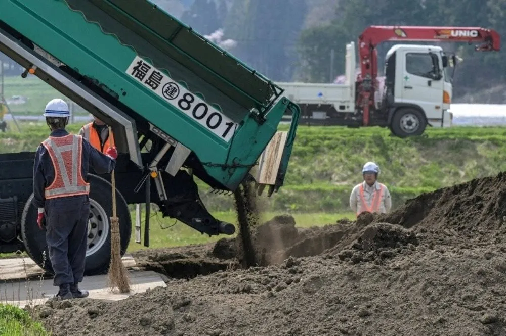 Nhật Bản đưa đất xử lý từ Fukushima về văn phòng Thủ tướng - Ảnh 1.