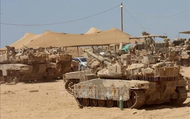 Xe quân sự Israel được triển khai gần biên giới với Dải Gaza. (Ảnh: THX/TTXVN)
