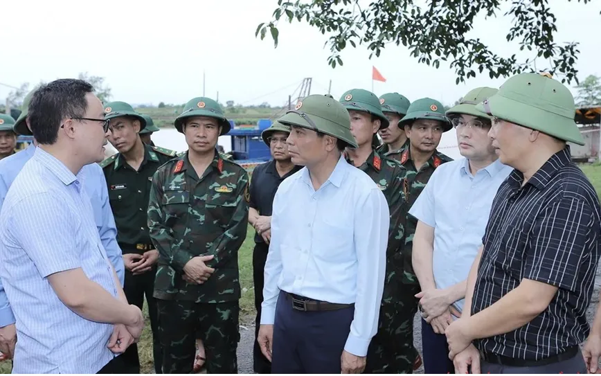 Bí thư Tỉnh ủy Nguyễn Doãn Anh kiểm tra công tác ứng phó với bão số 3 tại thôn Bạch Đằng, xã Nga Sơn, tỉnh Thanh Hoá. Ảnh: Minh Hiếu Bí thư Tỉnh ủy Nguyễn Doãn Anh kiểm tra công tác ứng phó với bão số 3 tại thôn Bạch Đằng, xã Nga Sơn, tỉnh Thanh Hoá. Ảnh: Minh Hiếu