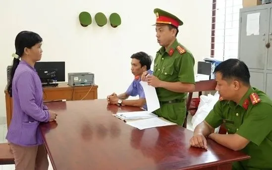 Cơ quan Cảnh sát điều tra Công an tỉnh Đồng Tháp triển khai quyết định khởi tố đối tượng Nguyễn Thị Oanh. (Ảnh: CACC)