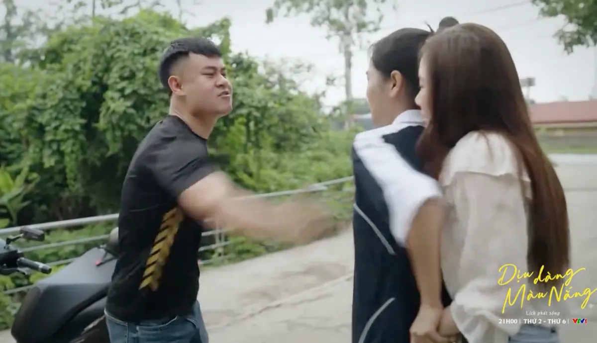 Dịu dàng màu nắng - Tập 35: Phong tỏ tình với Xuân, Thảo bị chồng sắp cưới truy tìm - Ảnh 1.