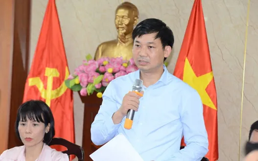 Phó Chủ tịch UBND tỉnh Quảng Ninh Nguyễn Văn Công thông tin về vụ lật tàu. Ảnh: TTXVN