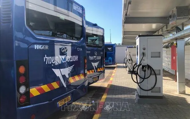 Trạm tập kết xe buýt điện tại thành phố Ramat Gan. Ảnh tư liệu (minh họa) : Vũ Hội/TTXVN Trạm tập kết xe buýt điện tại thành phố Ramat Gan. Ảnh tư liệu (minh họa) : Vũ Hội/TTXVN