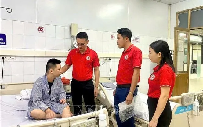 Lãnh đạo Hội chữ thập đỏ tỉnh Quảng Ninh thăm hỏi, động viên, chuyển hỗ trợ cho các nạn nhân và thân nhân. Lãnh đạo Hội chữ thập đỏ tỉnh Quảng Ninh thăm hỏi, động viên, chuyển hỗ trợ cho các nạn nhân và thân nhân.