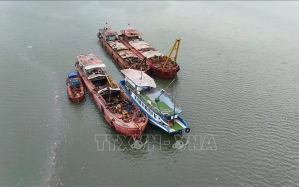 Tàu Vịnh Xanh 58, mã hiệu QN 48-7105 sau khi được trục vớt ngoài khơi vịnh Hạ Long đã được lực lượng chức năng lai dắt về bờ để chờ xử lý. Ảnh: Thanh Vân/TTXVN Tàu Vịnh Xanh 58, mã hiệu QN 48-7105 sau khi được trục vớt ngoài khơi vịnh Hạ Long đã được lực lượng chức năng lai dắt về bờ để chờ xử lý. Ảnh: Thanh Vân/TTXVN