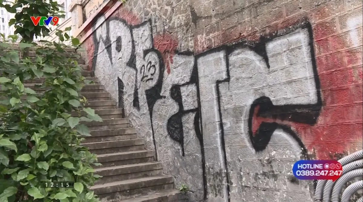 pnhn-2007-4 cầu mống - chằng chịt các hình vẽ graffity cũ mới.jpg