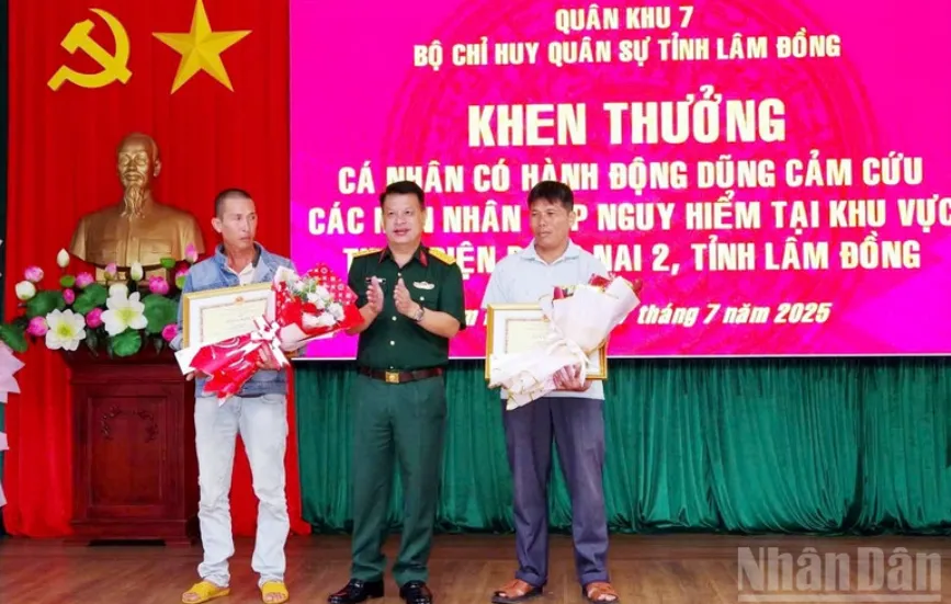 Khen thưởng 2 người cứu 3 nạn nhân mắc kẹt giữa dòng lũ chảy xiết - Ảnh 1.