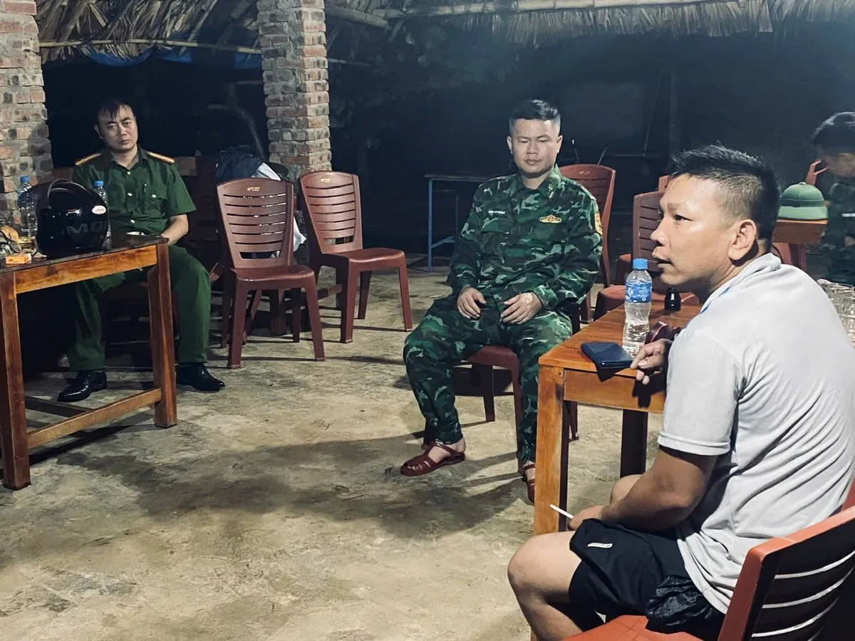 Nghệ An: Liên tiếp xảy ra lật thuyền do giông lốc, 4 ngư dân may mắn thoát nạn- Ảnh 1.