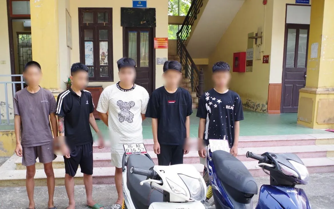 Các đối tượng và tang vật. Ảnh: Công an tỉnh Ninh Bình Các đối tượng và tang vật. Ảnh: Công an tỉnh Ninh Bình