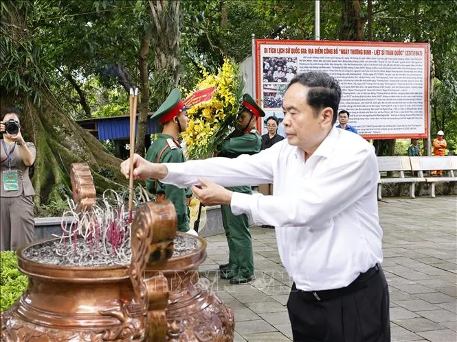Chủ tịch Quốc hội tri ân các Anh hùng Liệt sỹ, người có công tại tỉnh Thái Nguyên- Ảnh 1.