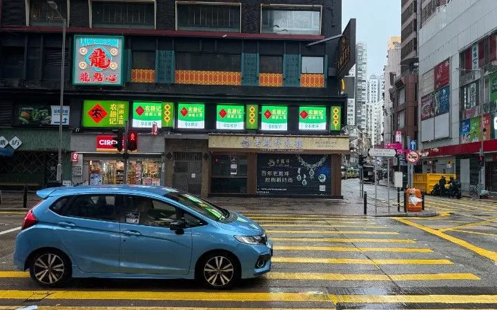 Đường phố Hong Kong (Trung Quốc) sau khi các phương tiện công cộng bị tạm dừng. (Ảnh: TTXVN) Đường phố Hong Kong (Trung Quốc) sau khi các phương tiện công cộng bị tạm dừng. (Ảnh: TTXVN)