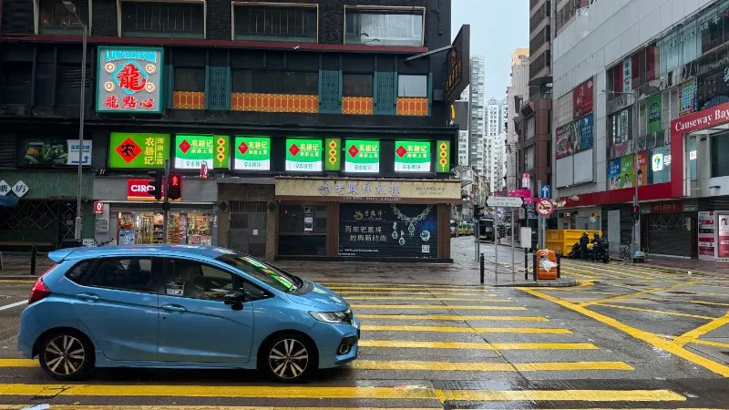 Hong Kong (Trung Quốc) nâng cảnh báo bão Wipha lên mức cao nhất - Ảnh 1.